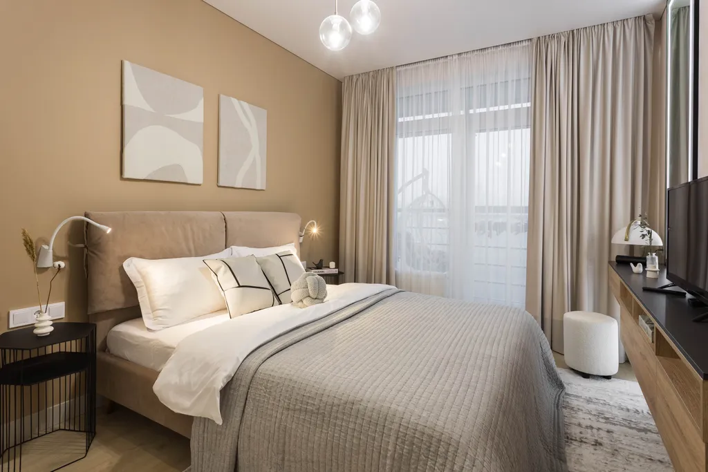 Современная трешка с видом на озеро и каминным залом