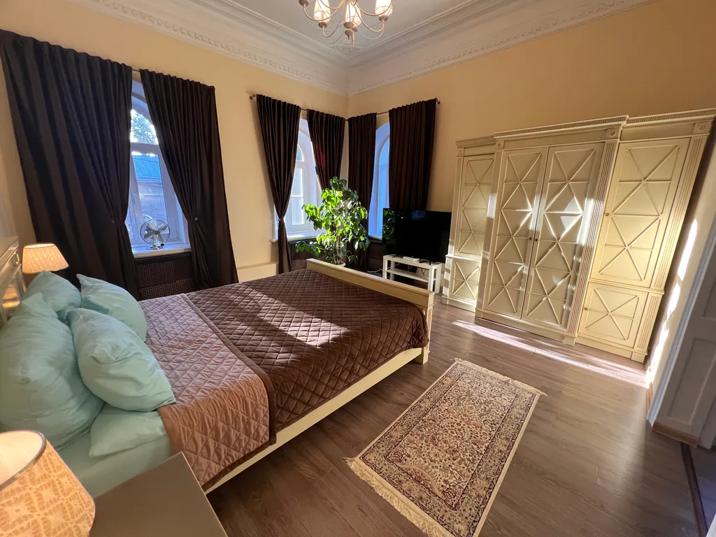 Квартира-студия в центре города с видом на Марьинский сквер