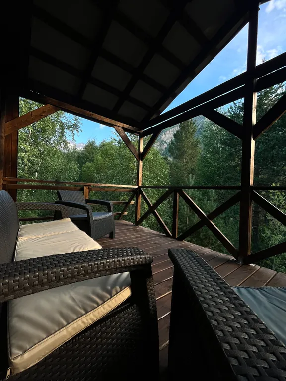 Уютный коттеджный домик в сосновом бору с прекрасными видами на горы