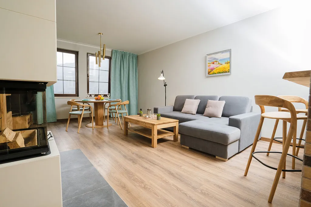 Красивый современный апартамент с 3 спальнями. Камин. Терраса. Горы.