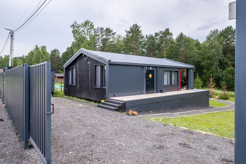 Современный дом с баней в лесу