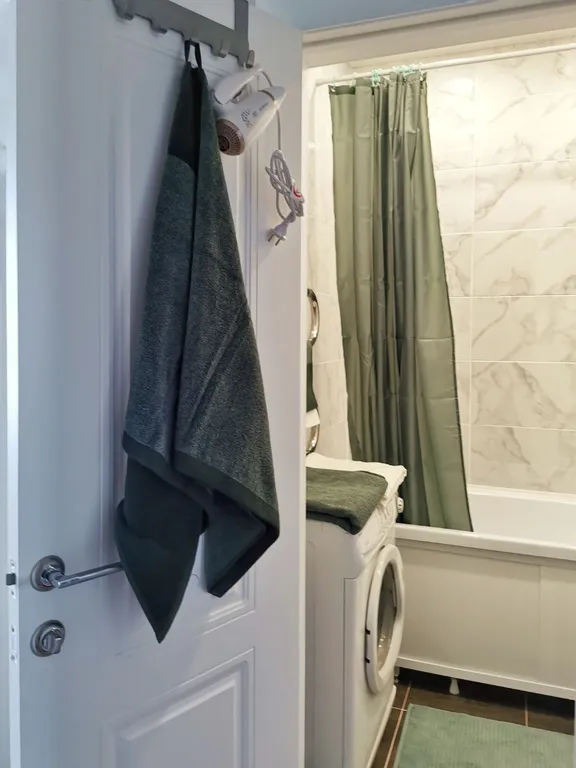 Оснащенная для отдыха и работы квартира около берега Байкала