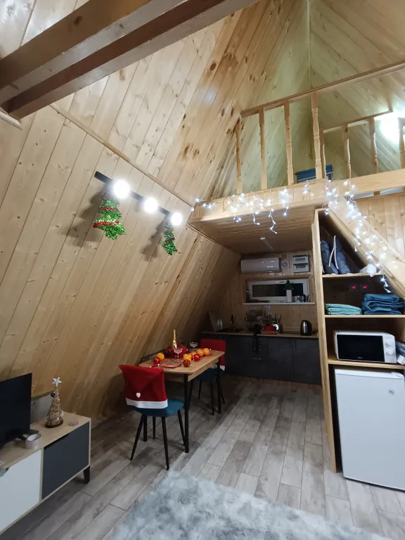 Уютный А-фрейм с чаном у озера