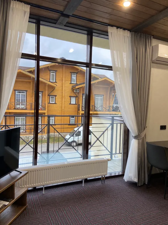 Апартаменты на горнолыжном курорте Солнечная Долина с видом на озеро