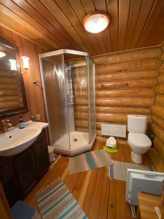 Бревенчатый дом с конюшней на озере