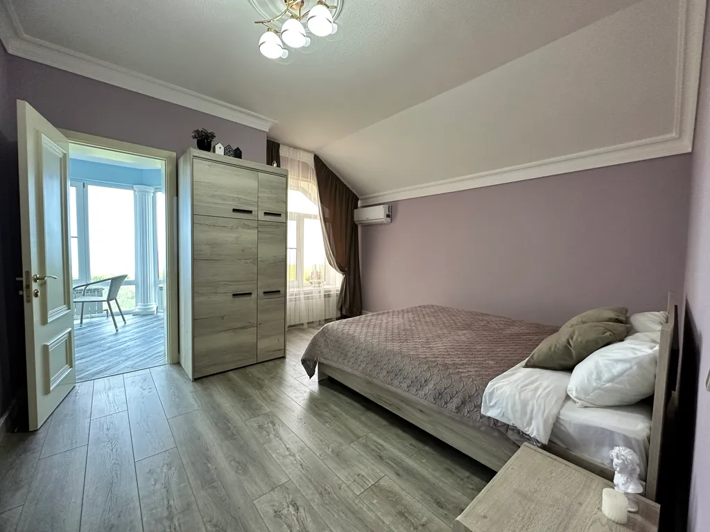 Уютный дом у моря в черте города