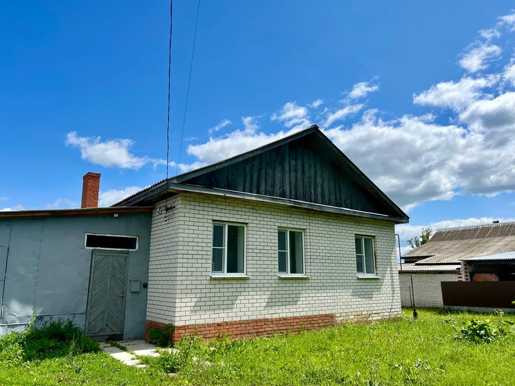 Дом Под Покровом на тихой улице с видом на монастырь