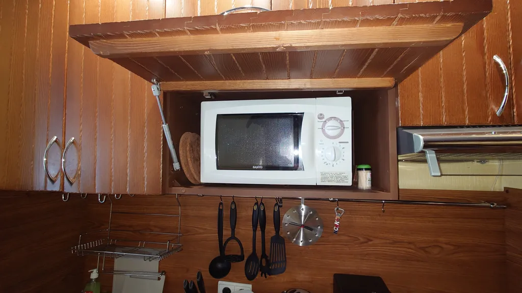 Студия 2 комнаты. 
5 спальных мест. В центре посёлка.