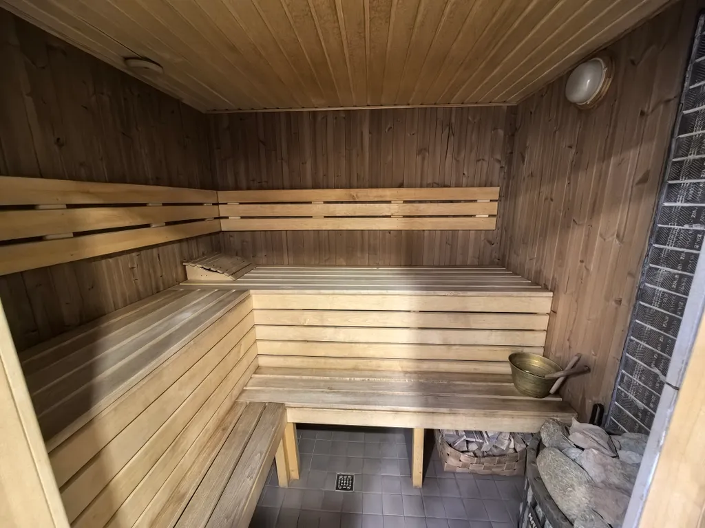 Дом из рубленого бревна с камином