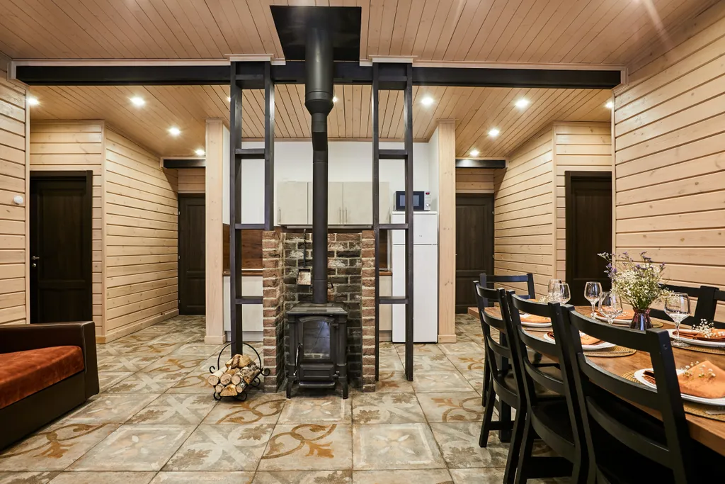 Просторный коттедж с 4 спальнями, камином и террасой