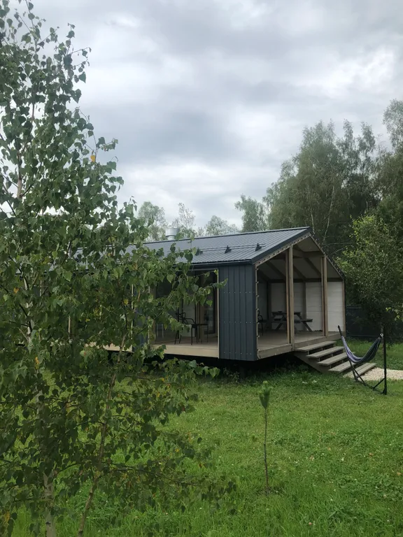 Атмосферный дом с камином около леса