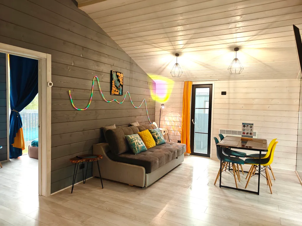 Панорамный коттедж с сауной у леcа