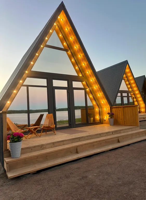 Уютный домик на берегу озера