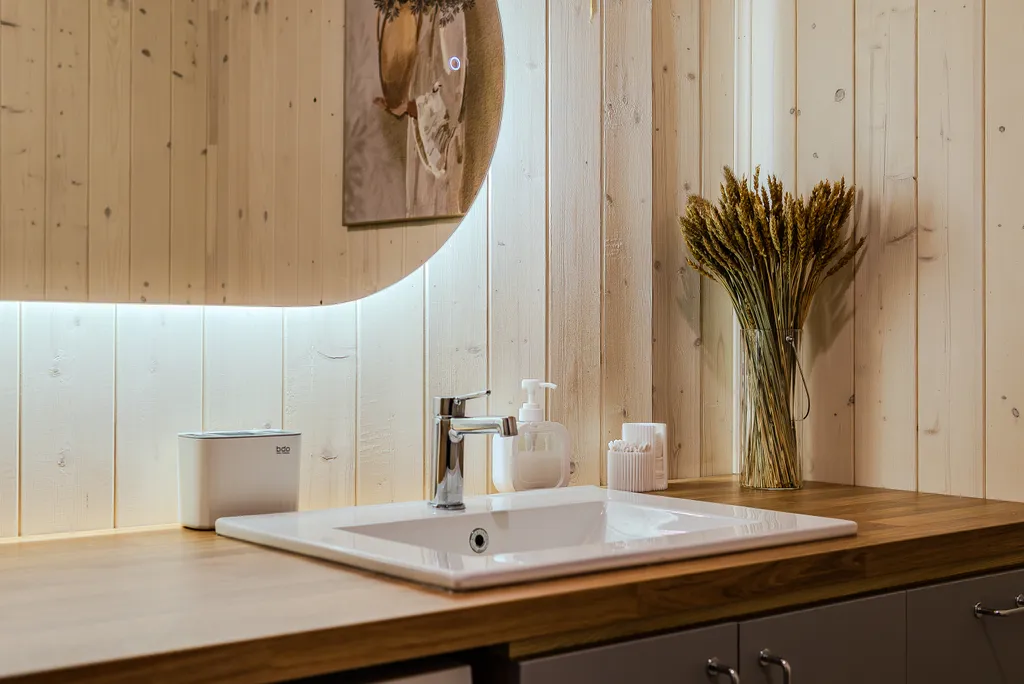 Новый дом с большим столом, кинотеатром, баней