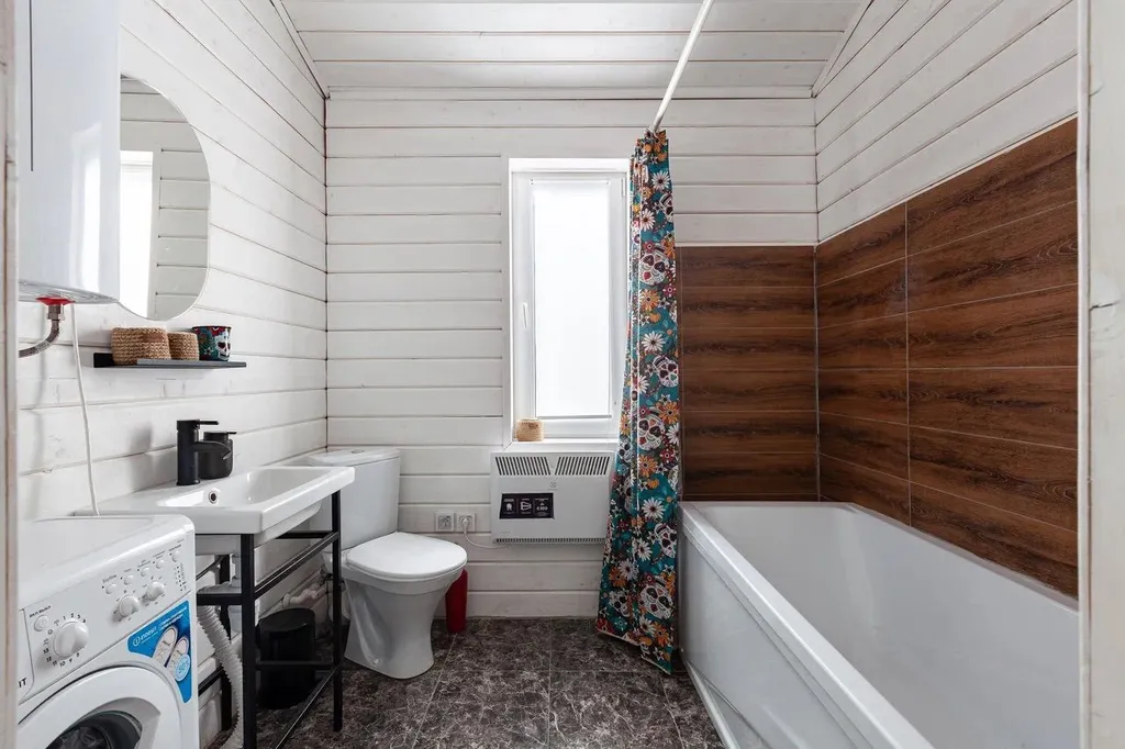 Современный дом с баней в лесу