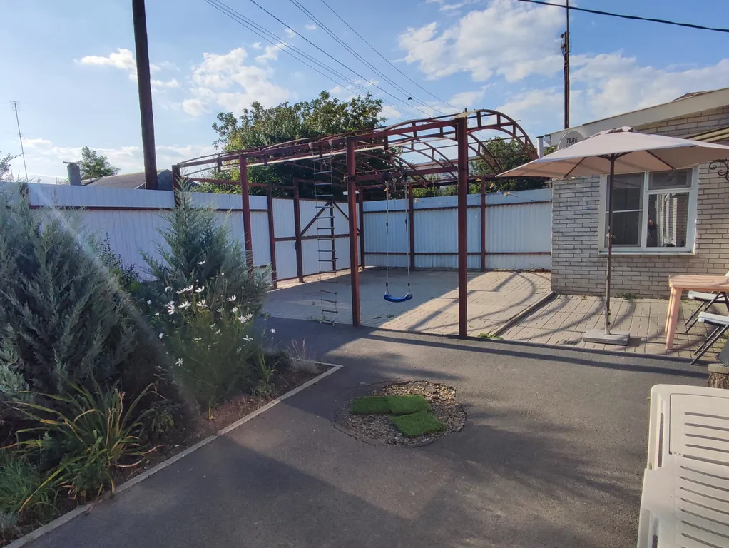 Двухкомнатный вместительный дом со двором