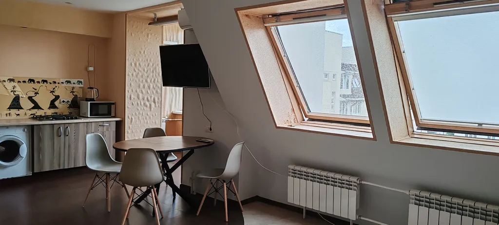 Большая студия в центре города, есть выход на крышу, парковка