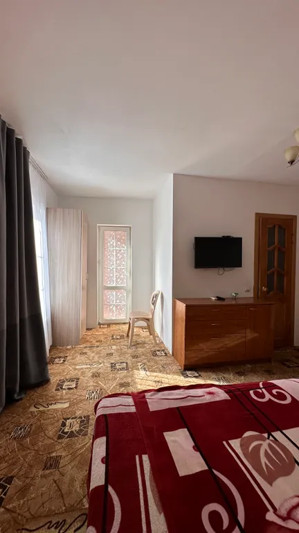 Благоустроенная комната в коттедже с балконом