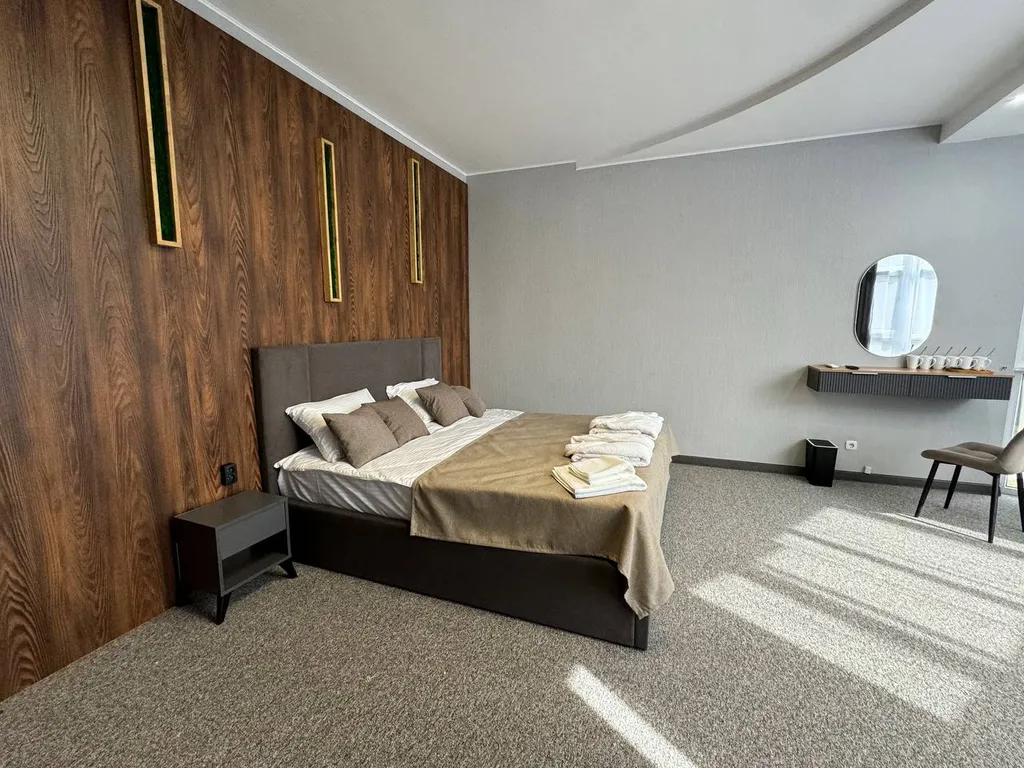 Люкс с панорамными окнами и видом на горы и лес