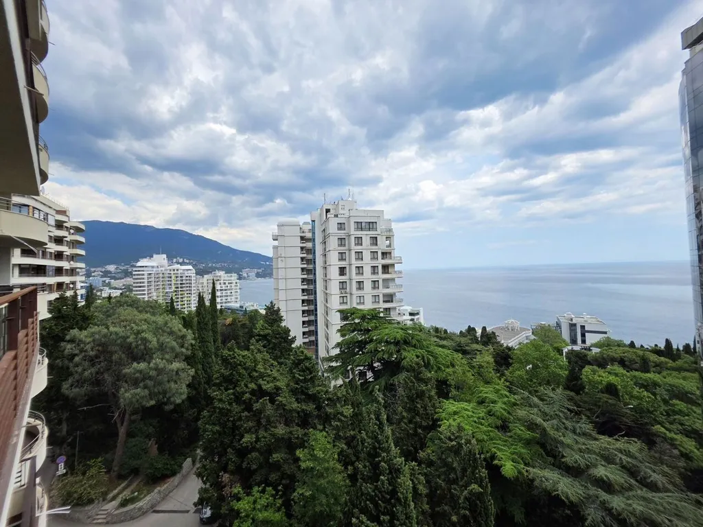 Просторная двухкомнатная квартира с видом на море