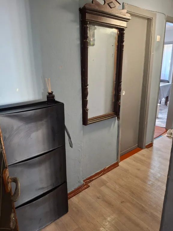 Трехкомнатная квартира в центре поселка