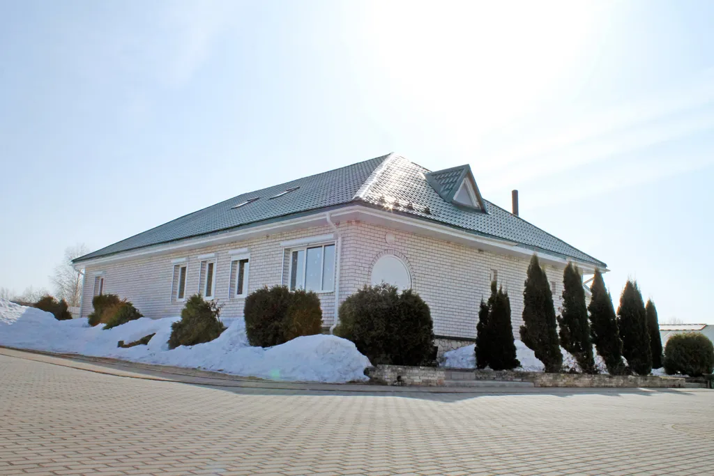 Двухэтажный дом за городом