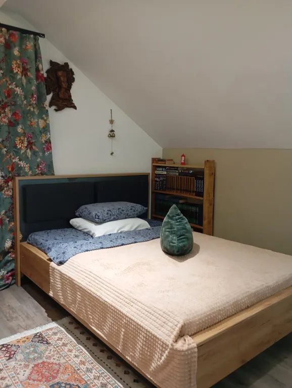 Комната с балконом в мансарде частного дома