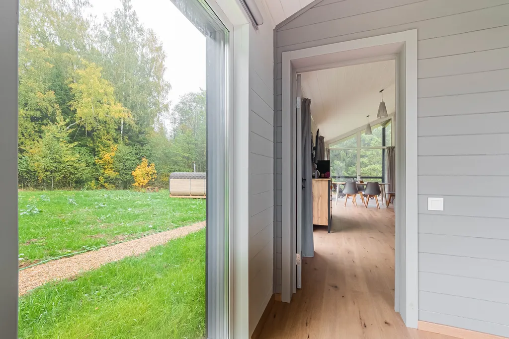 Барн с панорамными окнами с видом на дикий лес