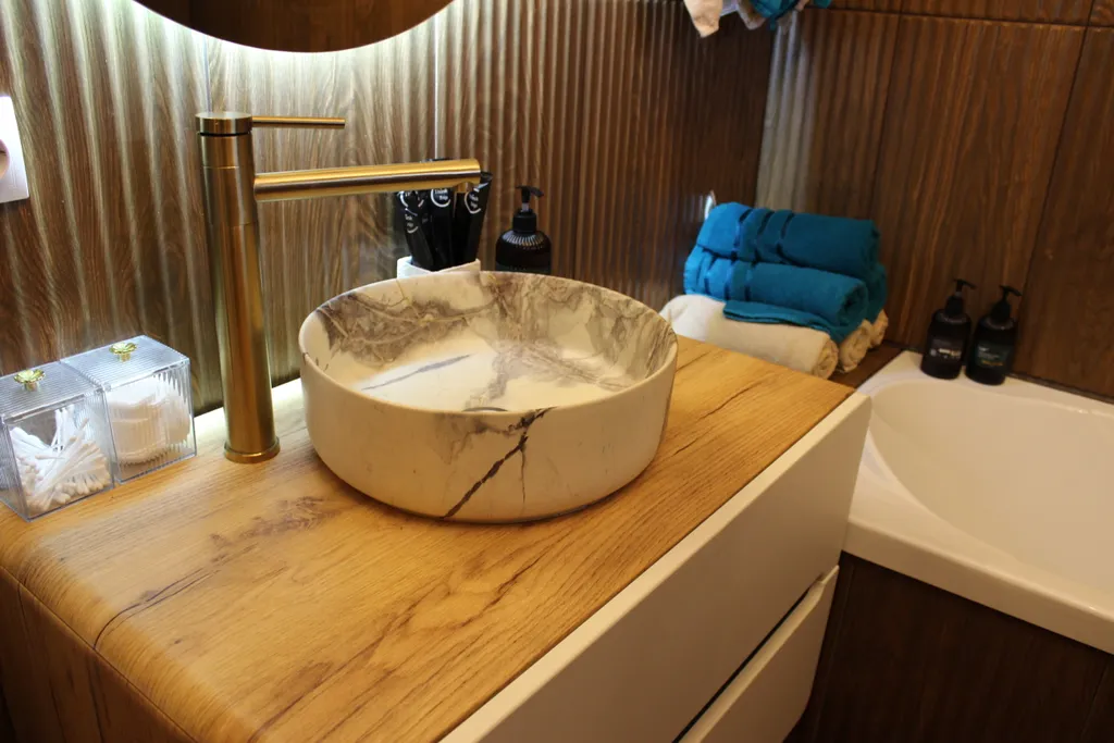 Дом у берёзы с баней в тихом месте возле леса и реки