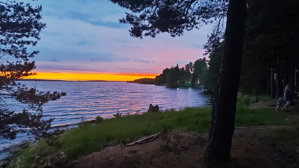 Коттедж Коттедж Амфрейм 6 местный у озера с баней, чаном и детской площадкой с батутом — Ланино