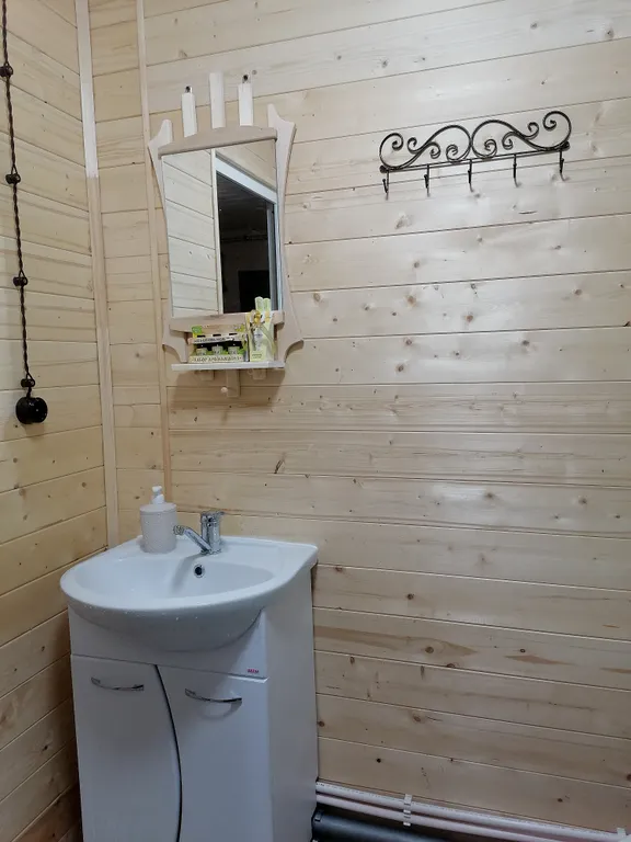 Барнхаус с видом из панорамных окон на красивый пейзаж Домбайских гор