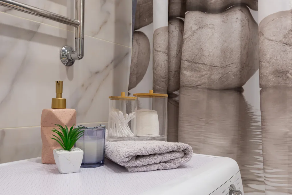 Рядом живописный пруд для зимних прогулок