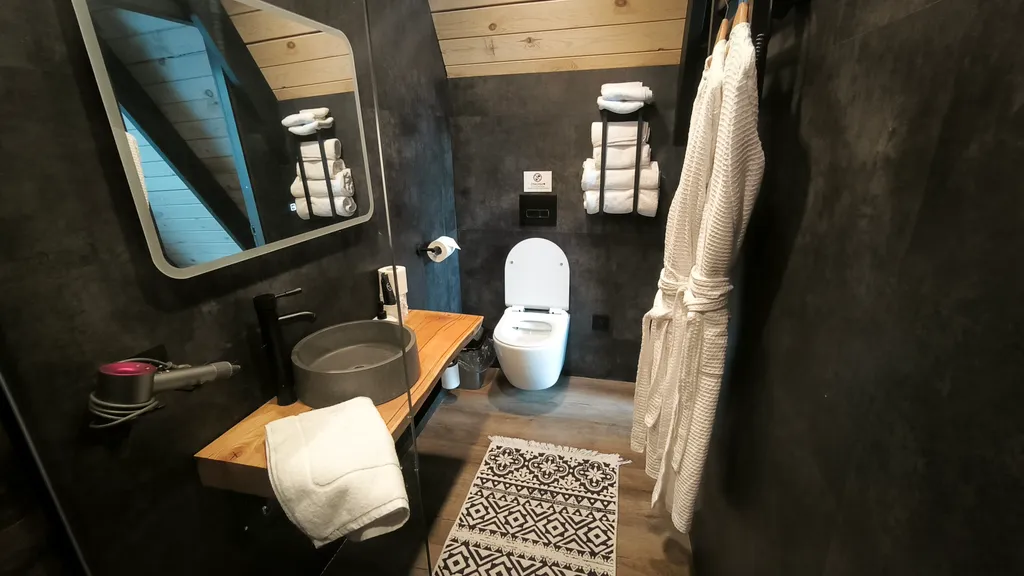 Двухэтажный а-фрейм с панорамным остеклением и террасой