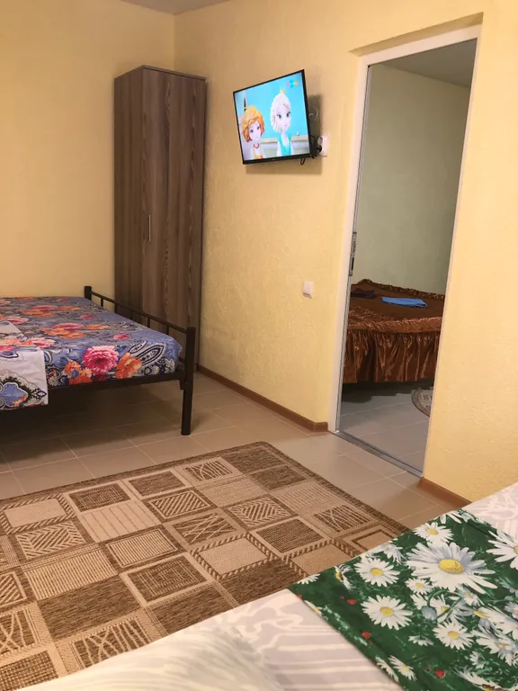 Двухкомнатная квартира со своей собственной ванной комнатой и кухней