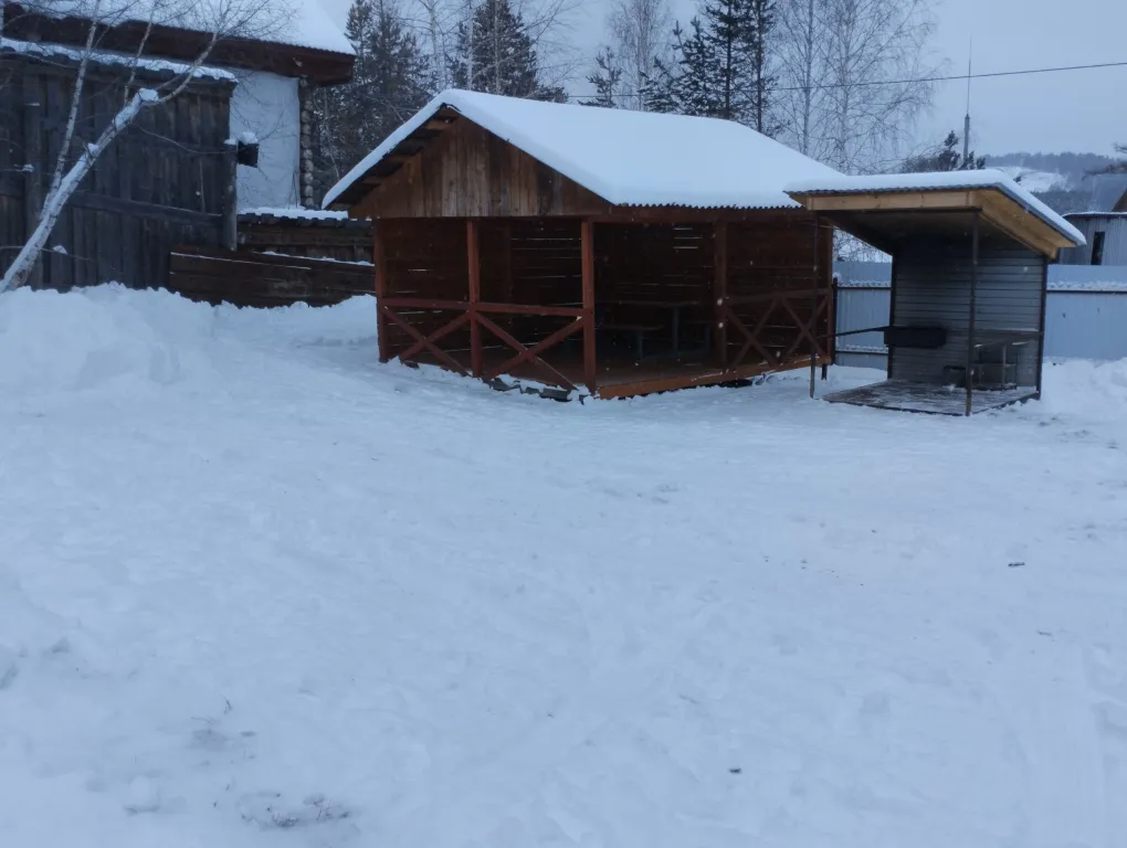 Дом возле гор и леса