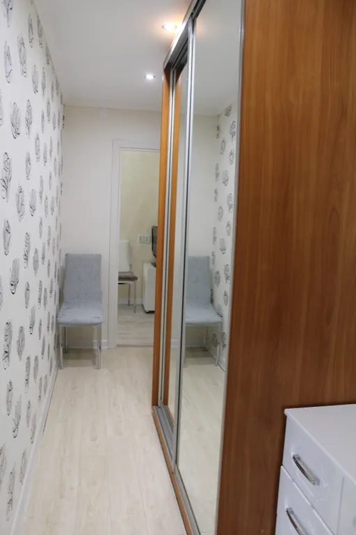 Уютная двухкомнатная квартира в спокойном районе, с кроватью и диваном