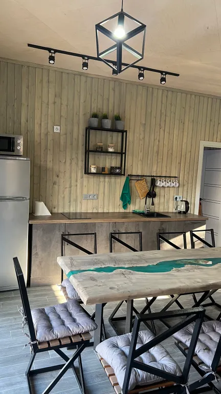 Вилла с бассейном на берегу реки