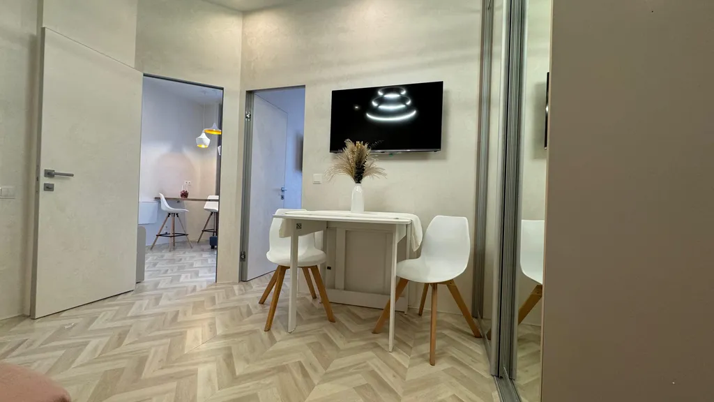 Евротрехкомнатный апартамент с балконом на первой линии