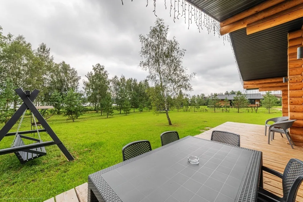 Уютный дом на берегу большого озера