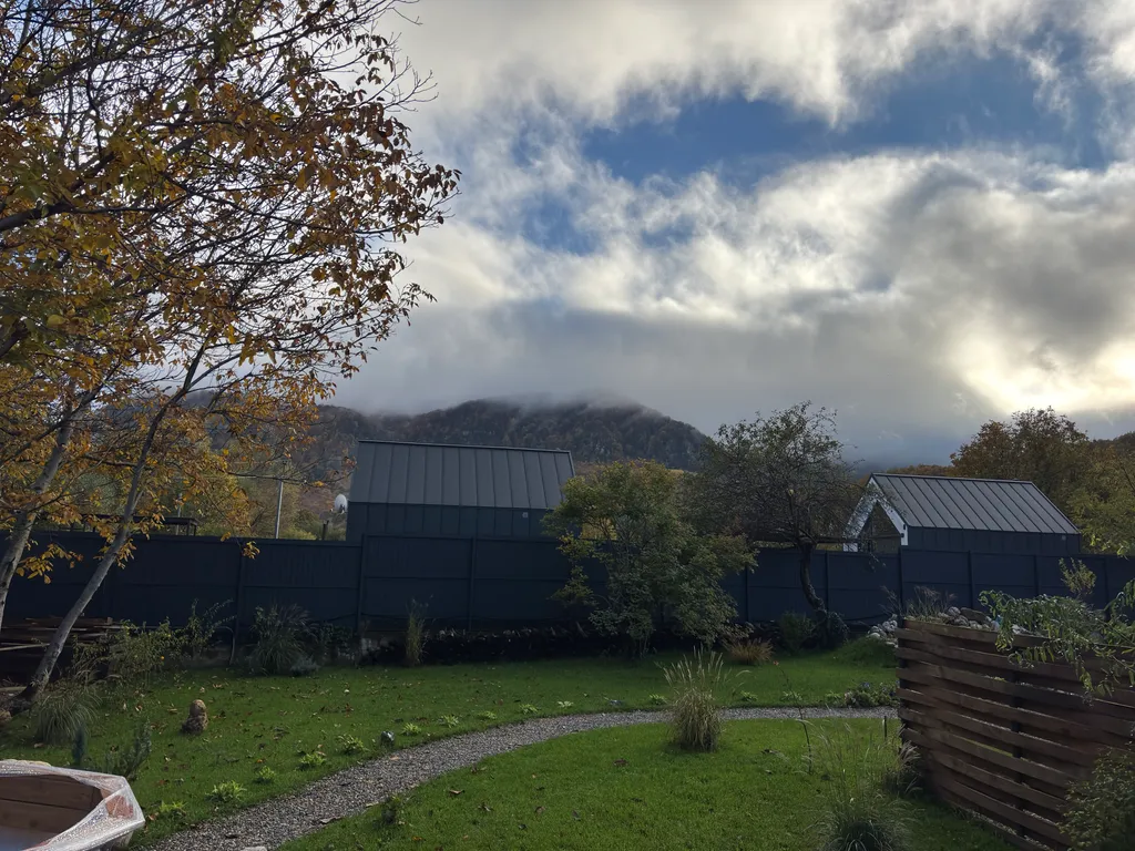 Дом афрейм с видом на горы и пруд