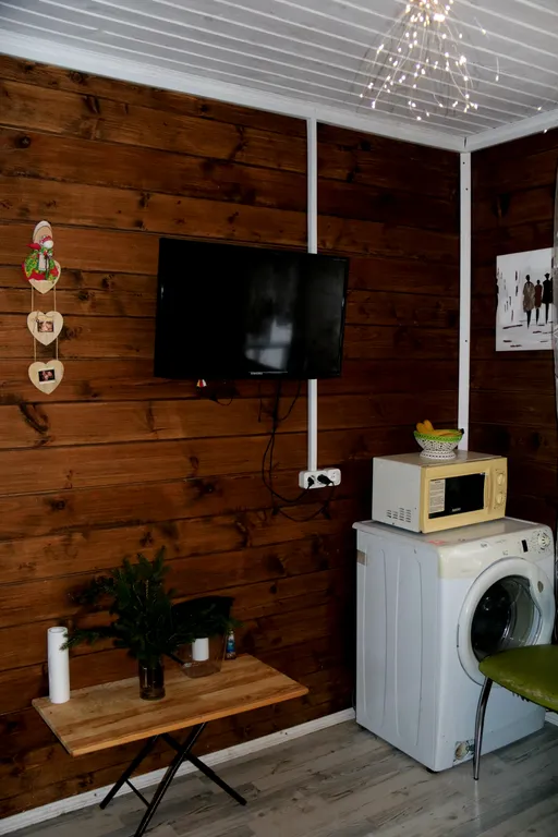 Коттедж на берегу реки с видом на сосновый лес