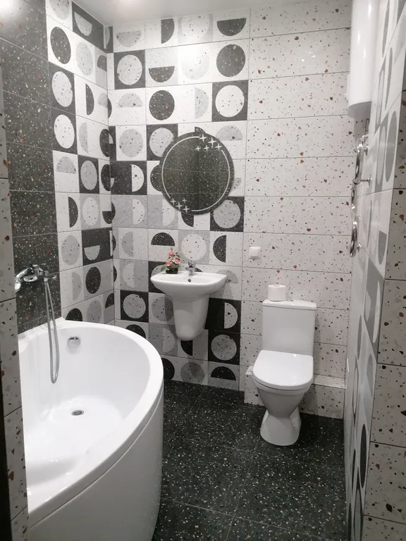 Современная студия с огромной ванной