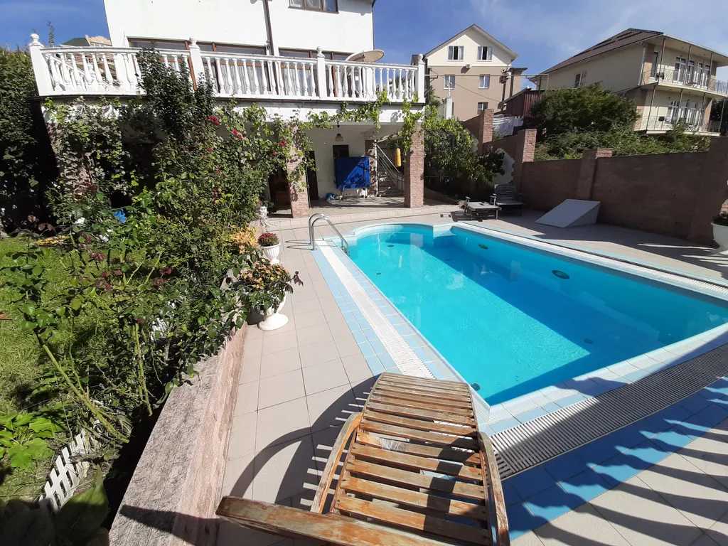 Дом с бассейном недалеко от моря