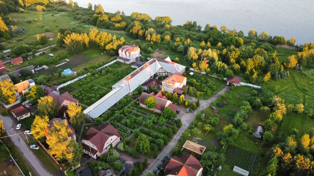 Усадьба с террасой у озера