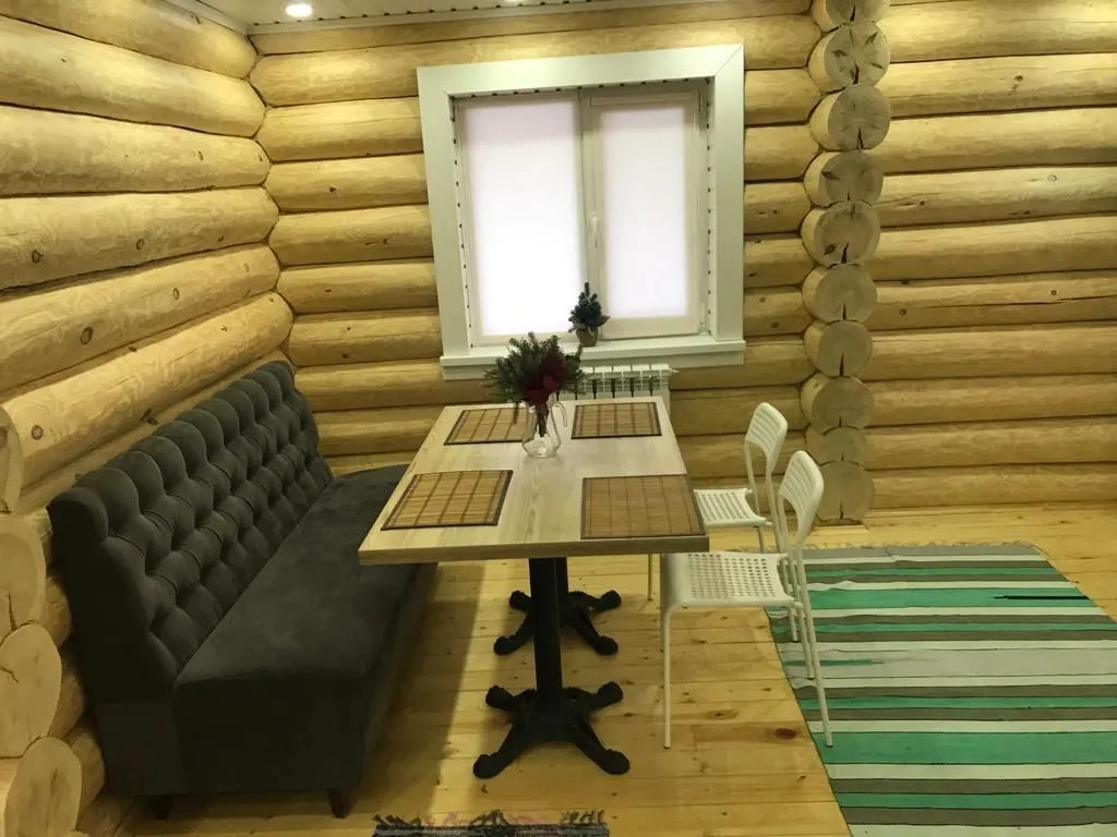 Трёхэтажный дом на берегу Волги