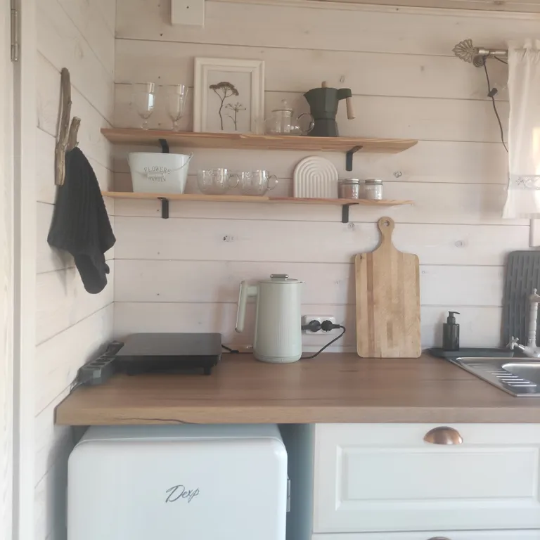 Уютный сканди домик с видом на озеро, баня, чан