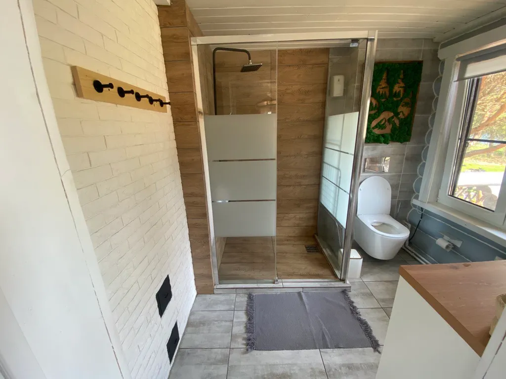 Дом на берегу реки в тихой деревне