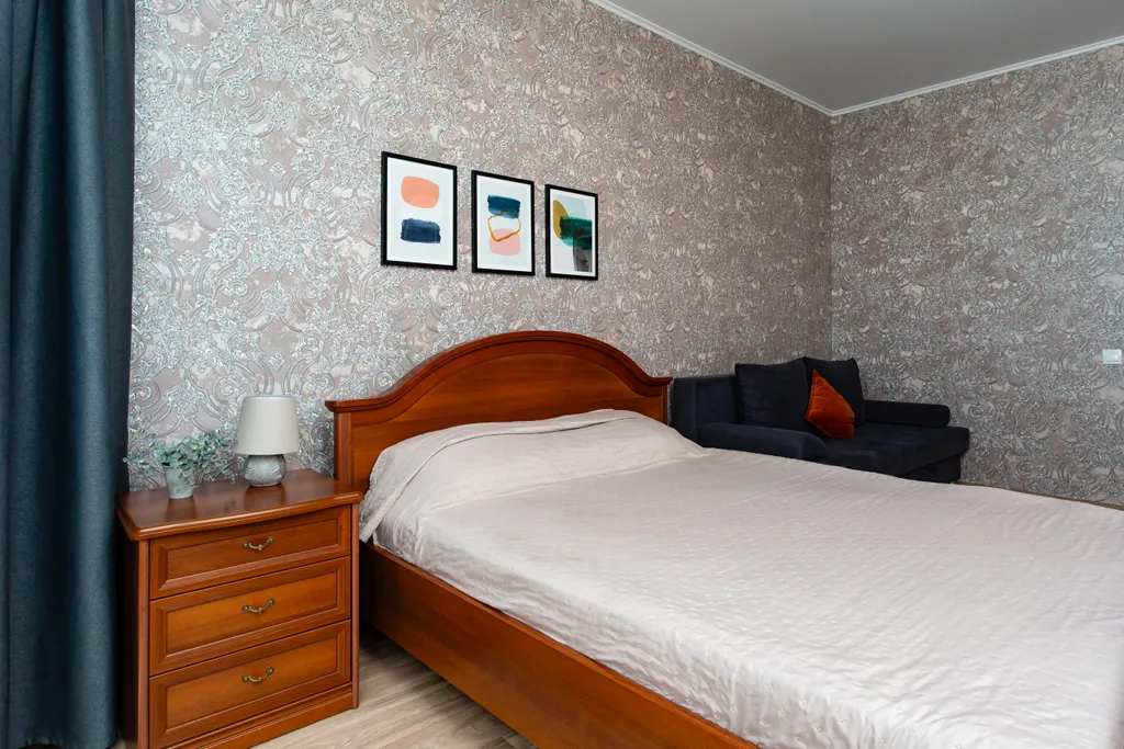 Большая 1-комнатная квартира на пересечении Терешковой и Победы — аренда посуточно в Оренбург