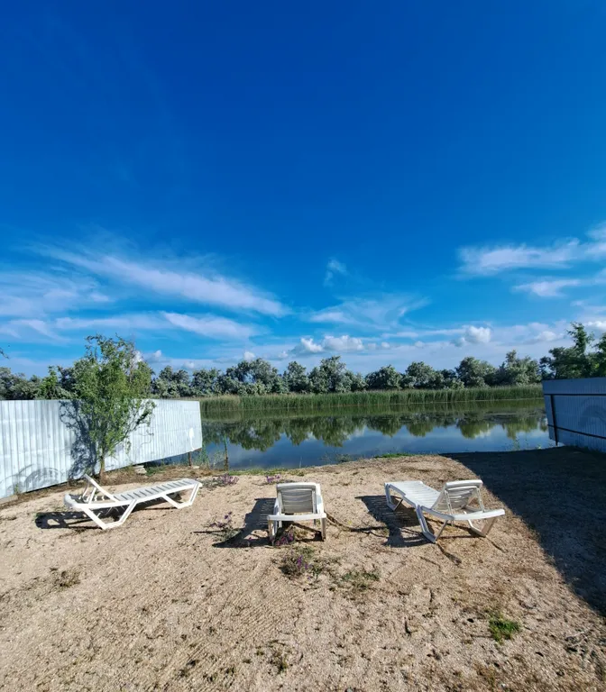 Домик у пруда с тёплым бассейном