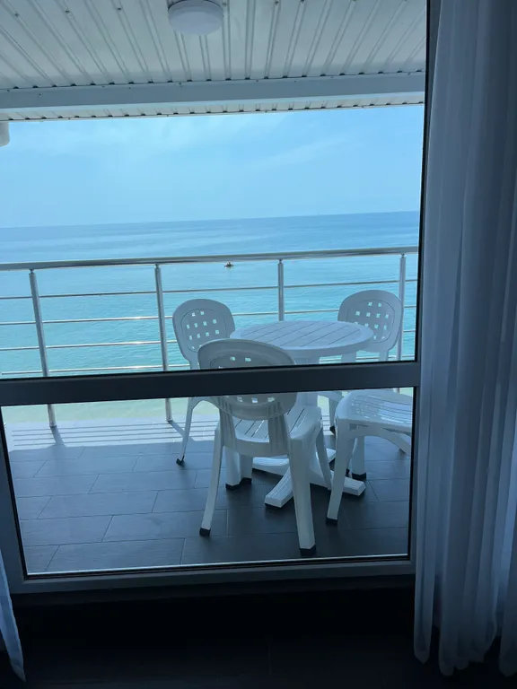 Эллинг на берегу моря